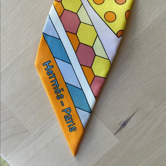 NWT Auth. Hermès Silk Twilly “Les Murmures de la Foret” - Picture 4 of 9